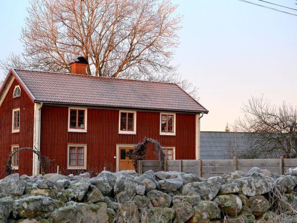 Huset Skillnadens i vinterljus med lite frost på stenmuren.