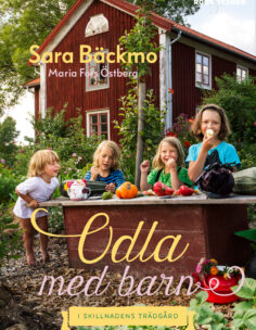 Bokomslag med fyra glada barn i trädgården som leker affär.