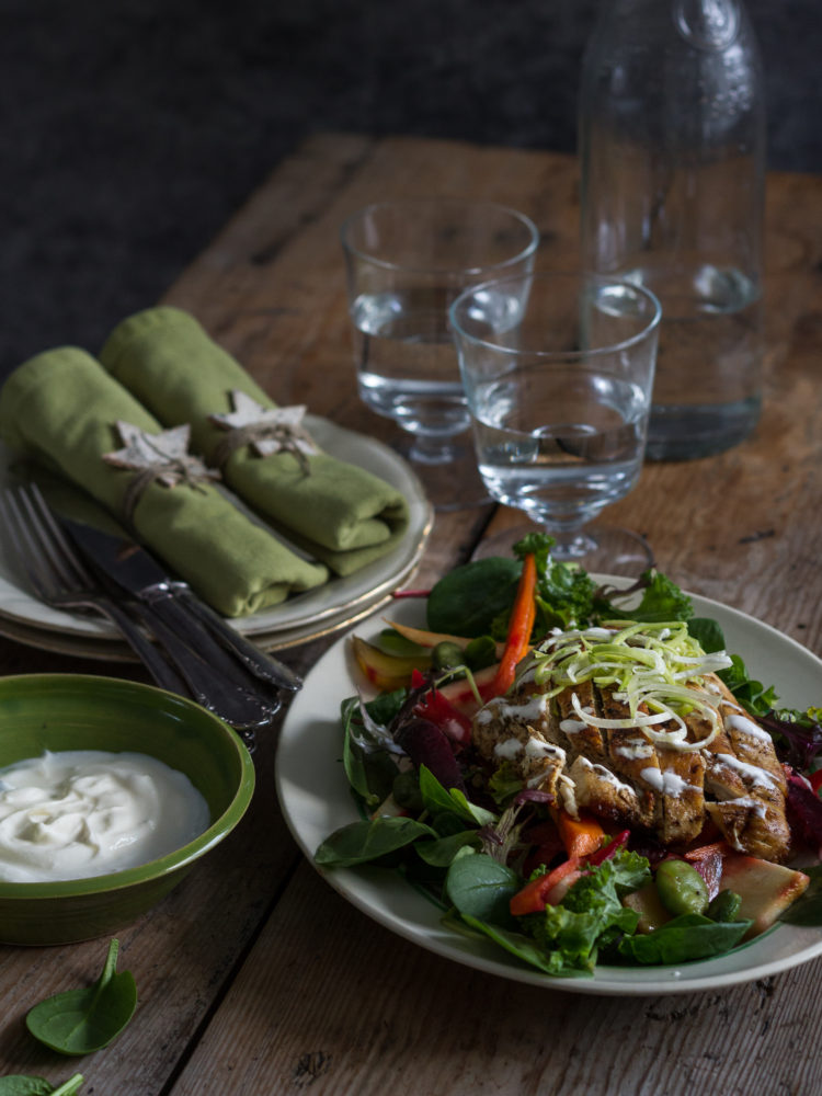 En vacker dukning med tygservetter, vackra glas och en vintrig sallad med rotsaker, kyckling och bönor. Root vegetable salad, table with beautiful glasses.