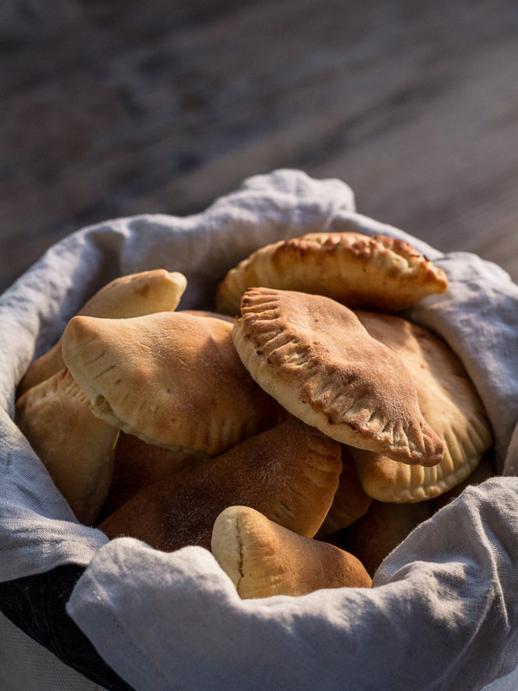 Fina piroger i en korg med duk. Beautiful potato pasties in a basket