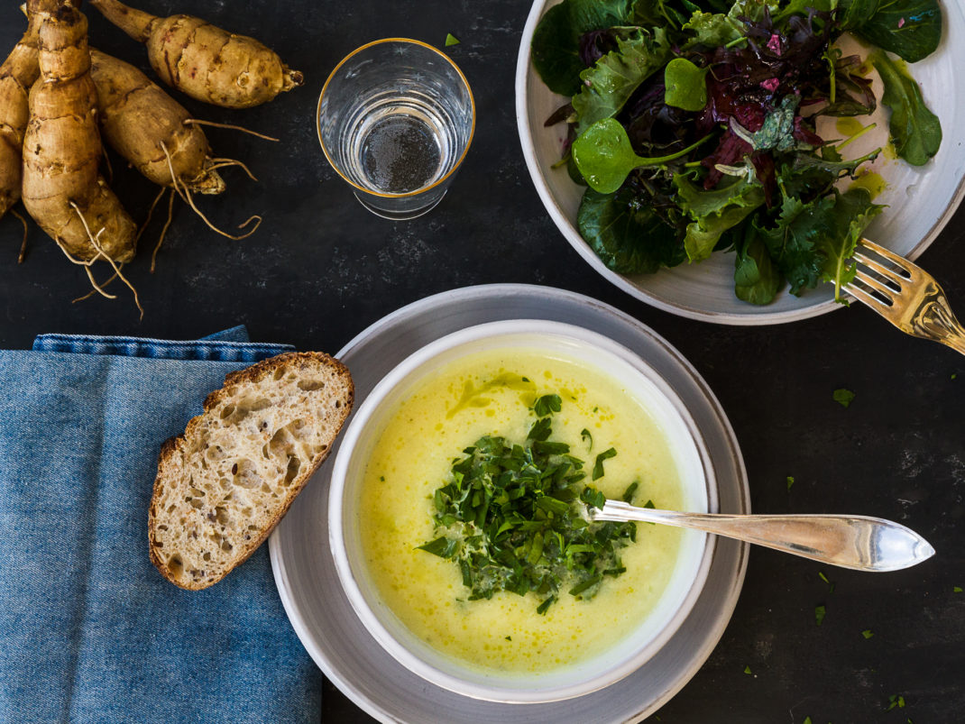 Härlig jordärtskockssoppa med bröd och sallad.