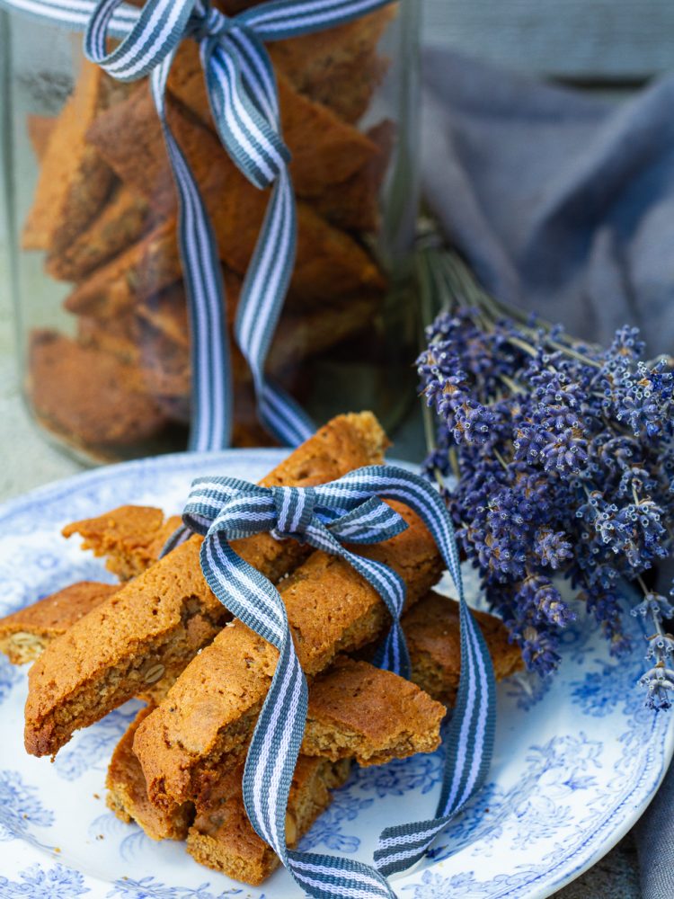 Knapriga biscottis av lavendel och pumpakärnor