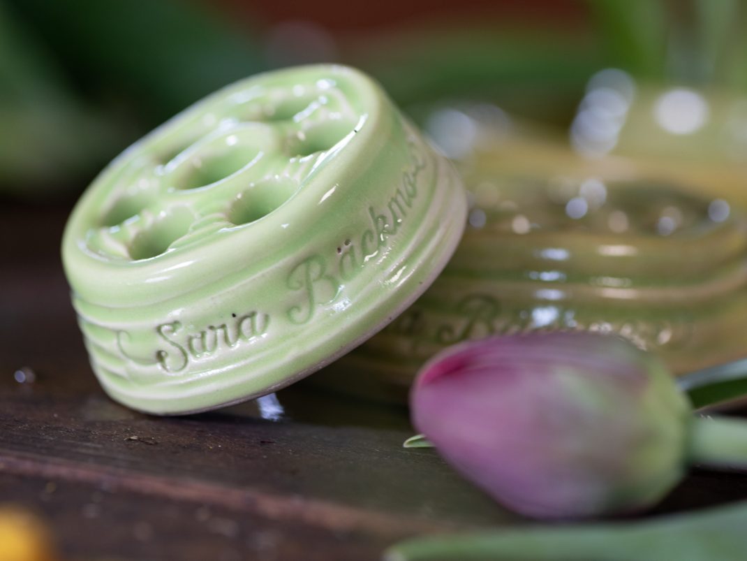 En grön blomhållare i keramik.