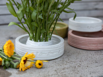 Blomhållare och fat i handgjord keramik.