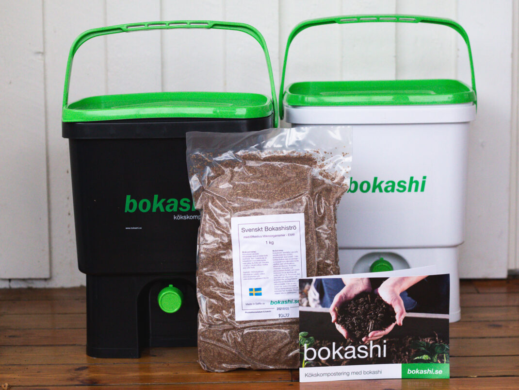 Startpaket Bokashi bestående av två kranhinkar och svenskt bokashiströ.